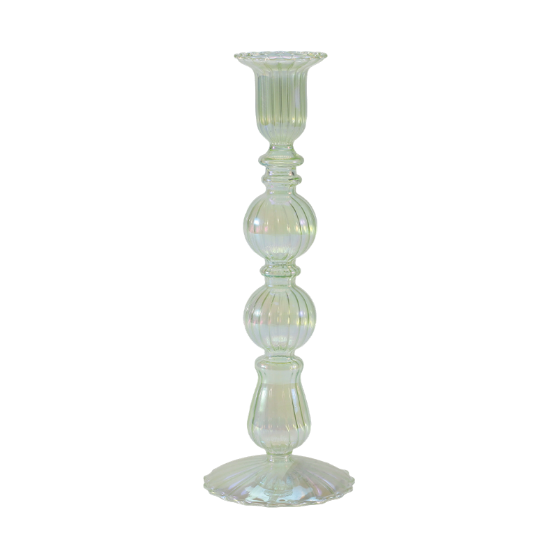 Collection de bougeoirs en verre empilés et fins